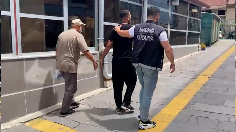 kütahya da aile görünümlü uyuşturucu nakline darbe