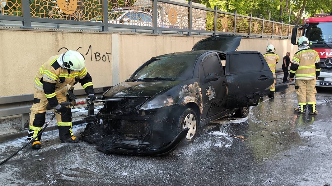 Kütahya'da yanan otomobil alev topuna döndü 