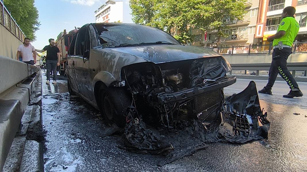 Kütahya'da yanan otomobil alev topuna döndü 