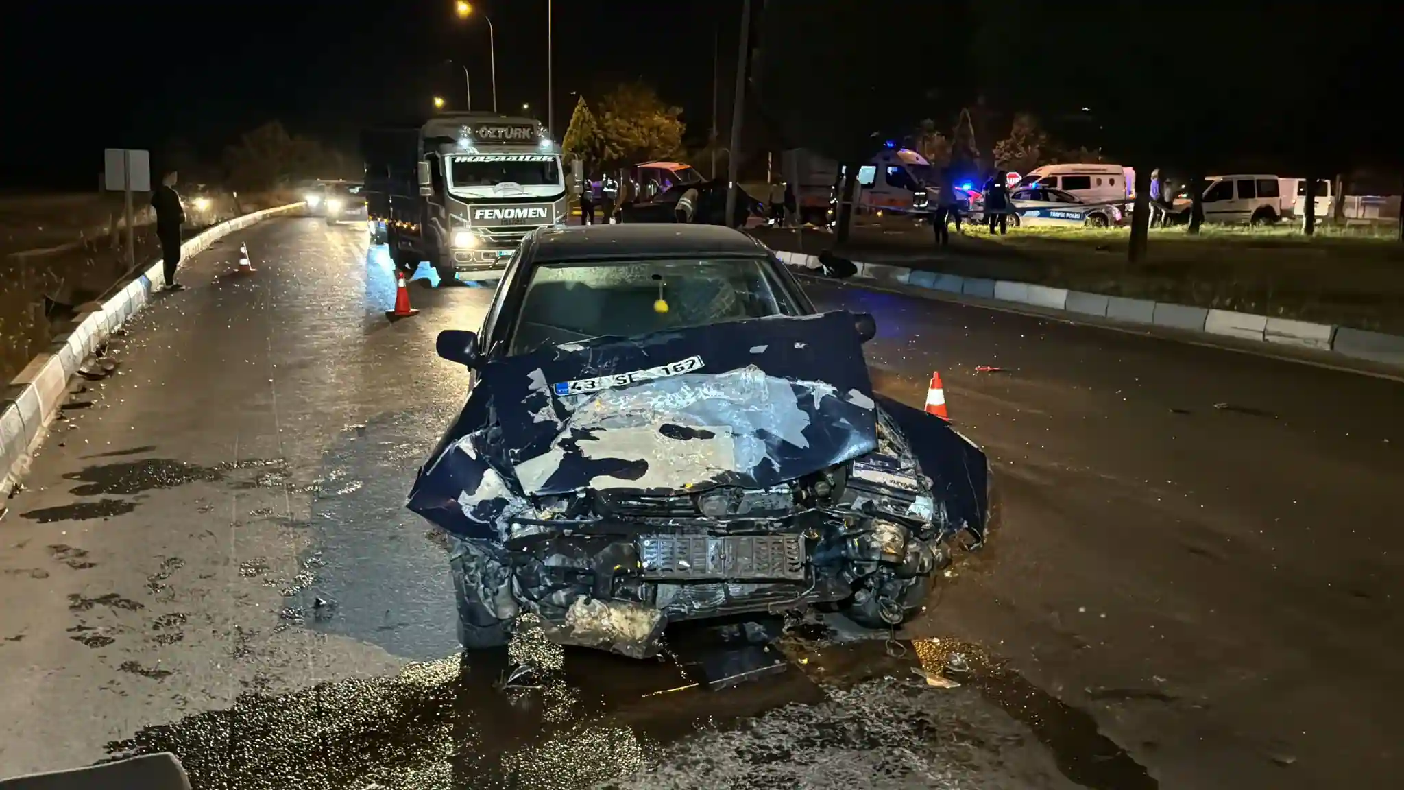 Kütahya'da trafik kazası, ölü ve yaralılar var