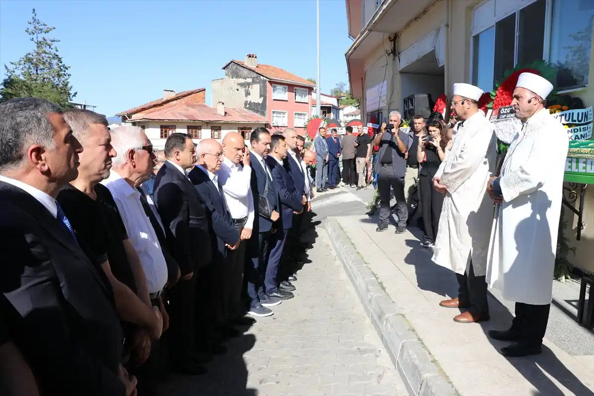 İsmail Küçükkaya'nın annesinin cenazesi Kütahya'da defnedildi