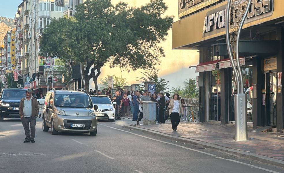 Afyonkarahisar'da 4,4 büyüklüğünde deprem