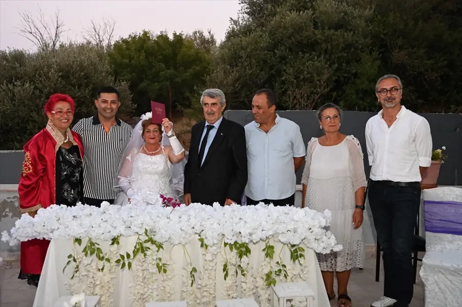 Evlendikten 56 yıl sonra gelinlik ve damatlık giydiler