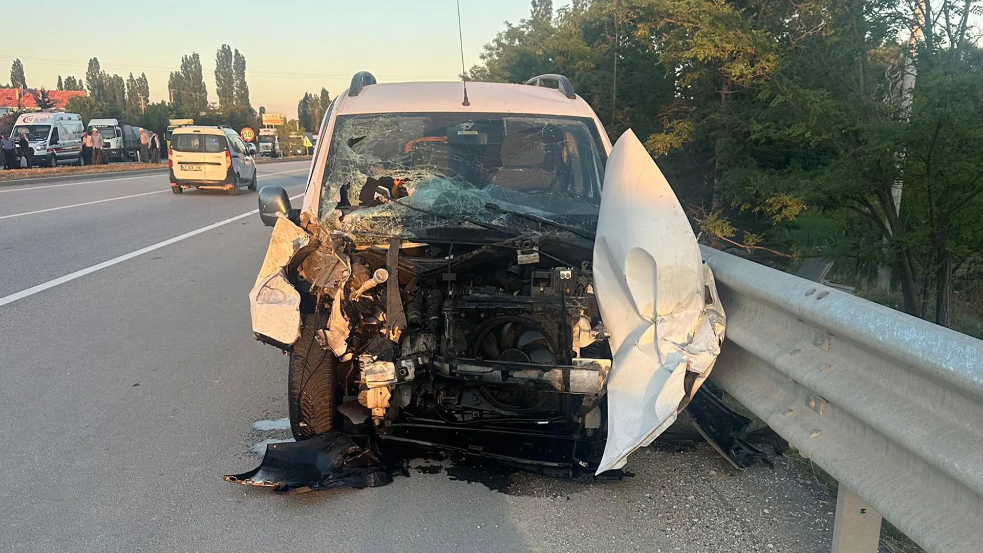 Hafif ticari araç traktör ile çarpıştı: 3 yaralı