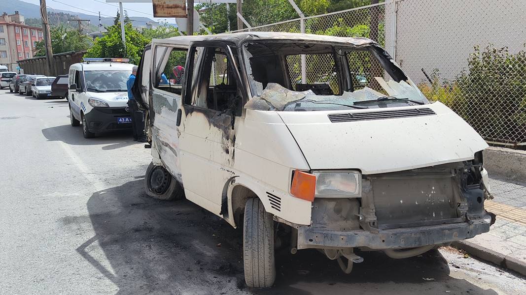 Kütahya'da ateşle oyun oynayan iki çocuk minibüsü yaktı