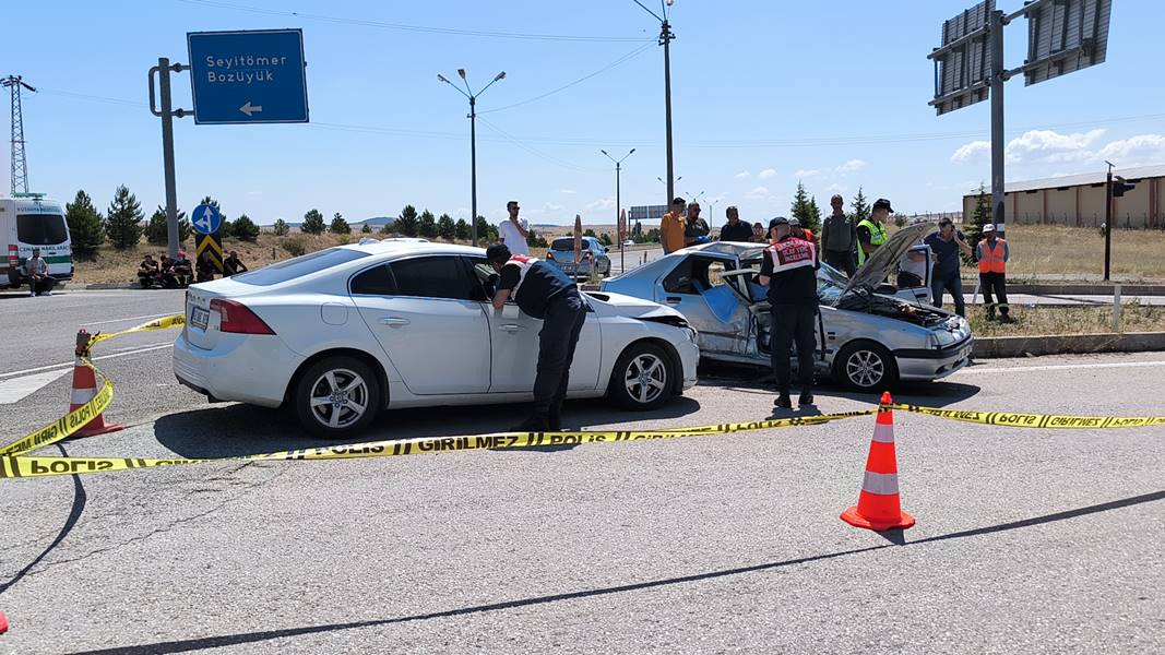 Kütahya’da trafik kazası, ölü ve yaralılar var