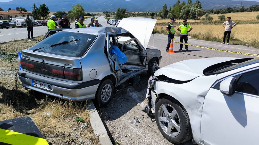 Kütahya’da trafik kazası, ölü ve yaralılar var