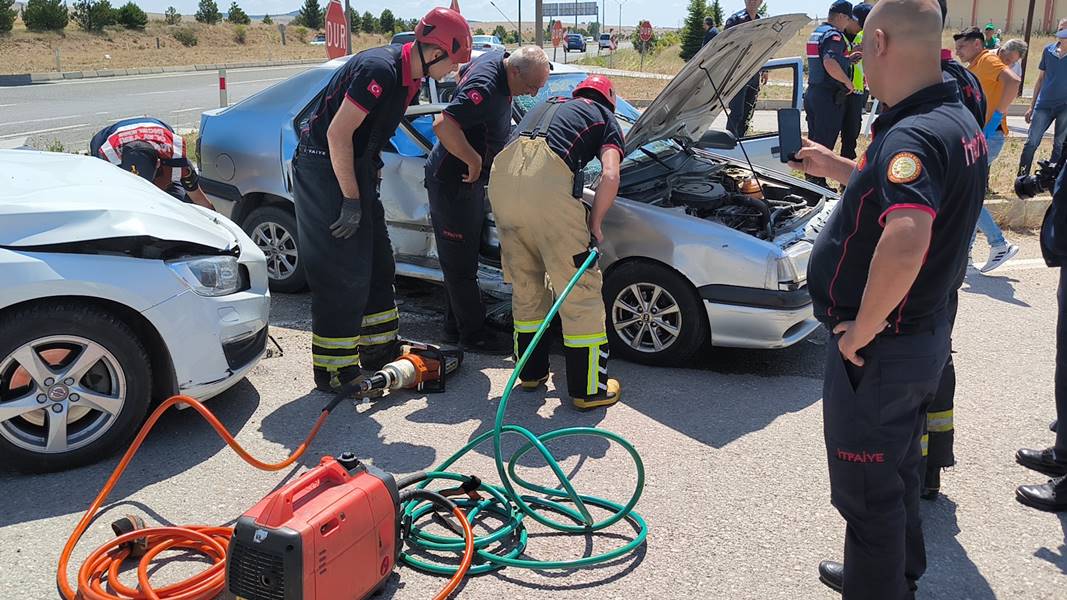 Kütahya’da trafik kazası, ölü ve yaralılar var