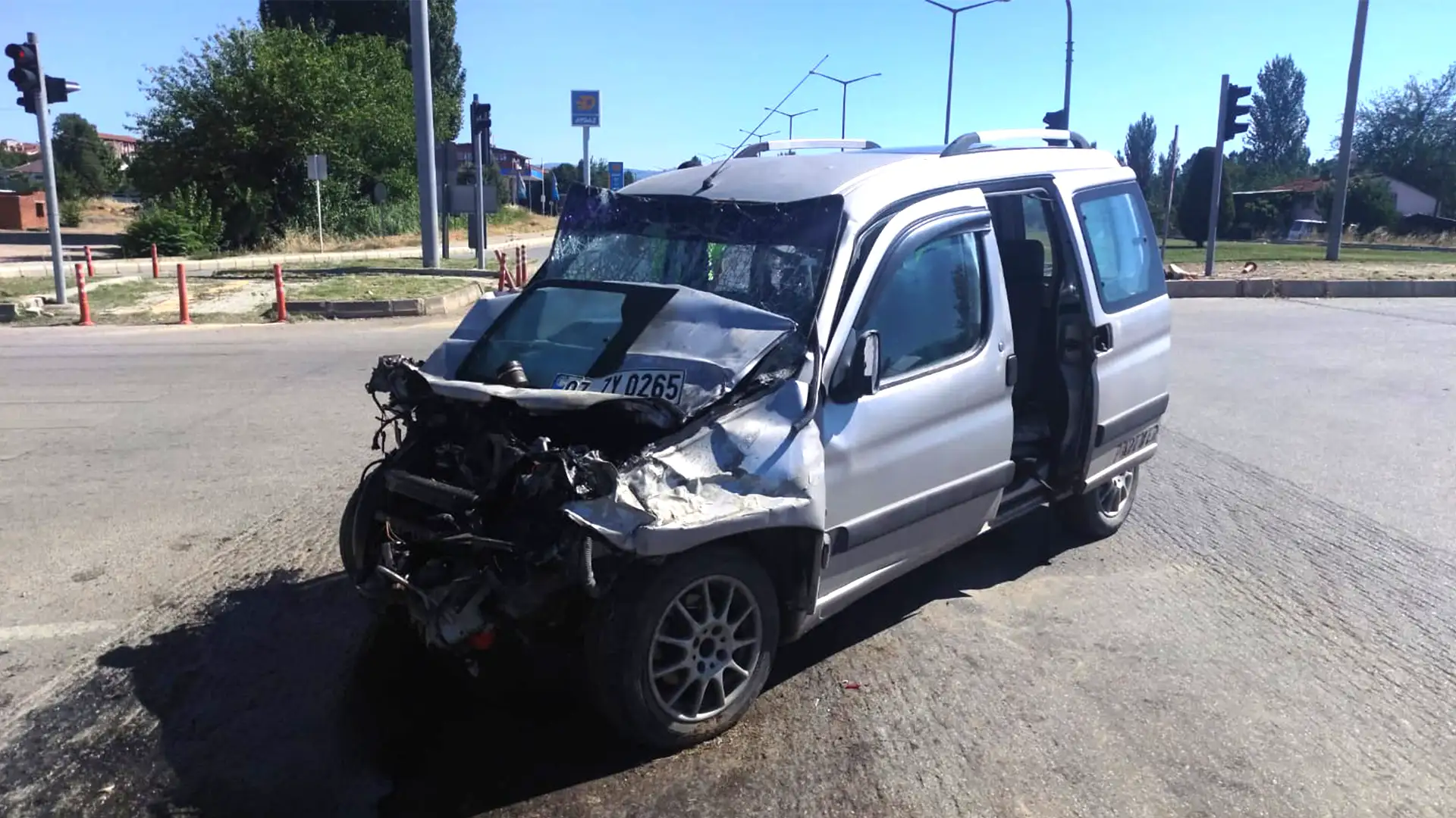 Kütahya'da otomobil tankere çarptı: 2 ölü, 1 yaralı