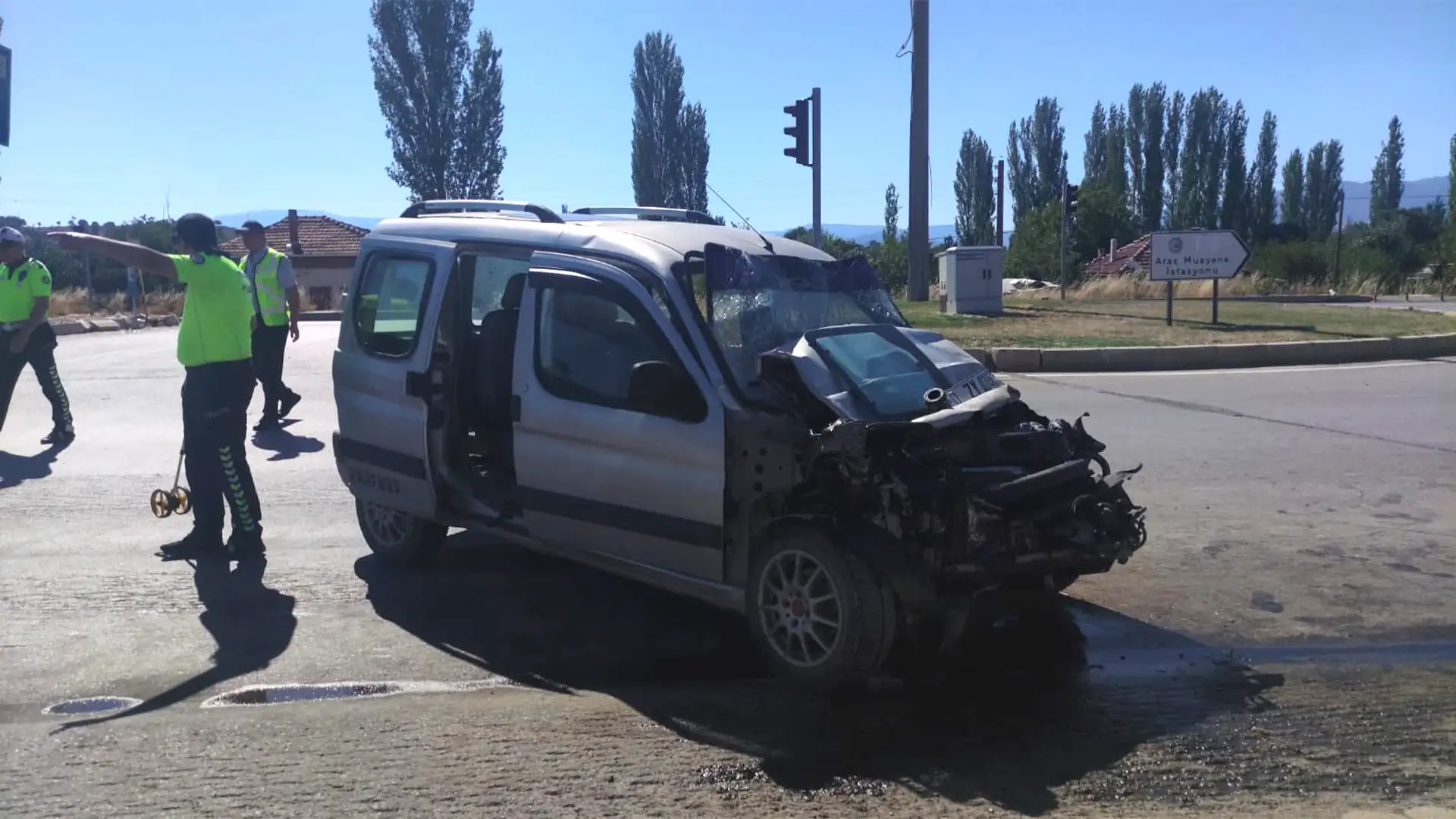 Kütahya'da otomobil tankere çarptı: 2 ölü, 1 yaralı