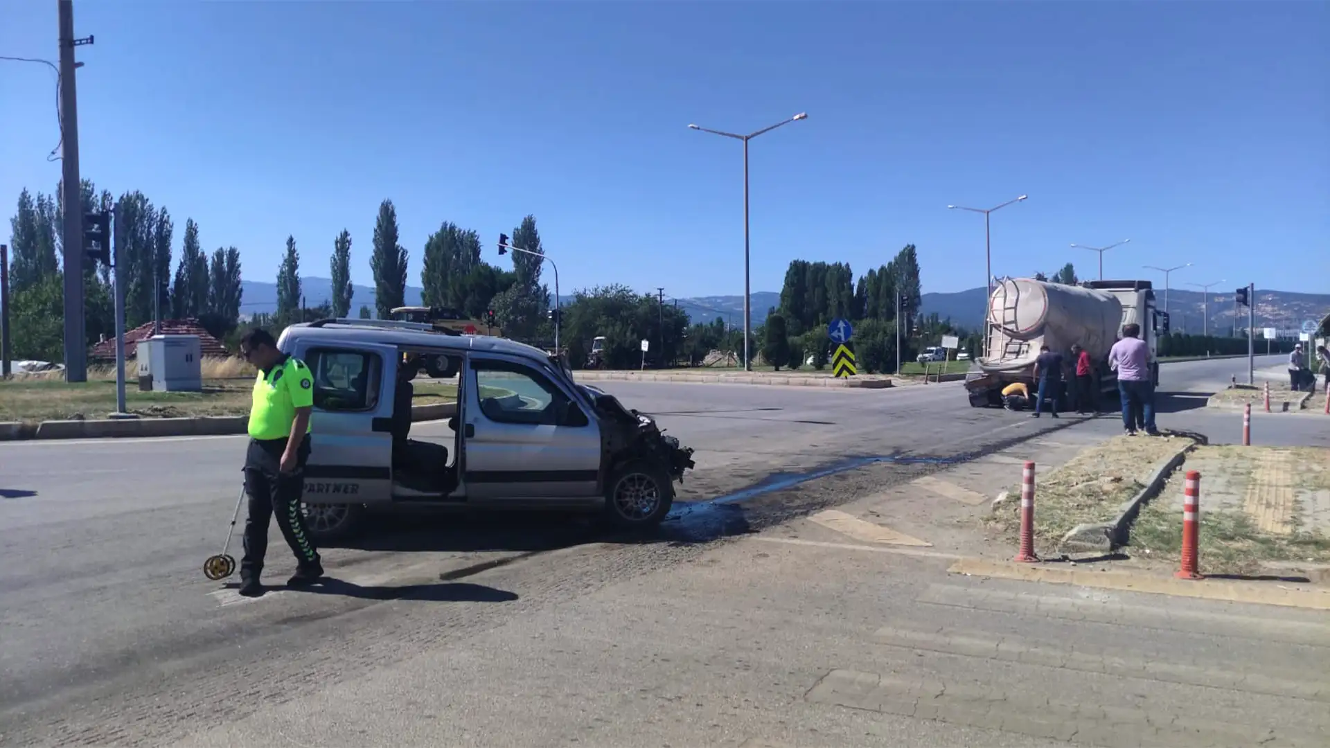 Kütahya'da otomobil tankere çarptı: 2 ölü, 1 yaralı