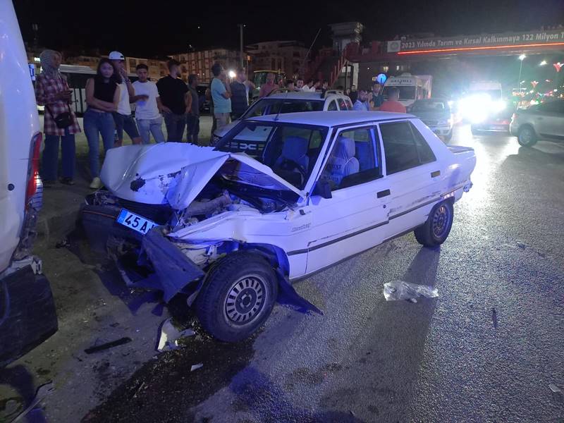 Manisa'da otomobil 3 araca çarptı 10 yaralı