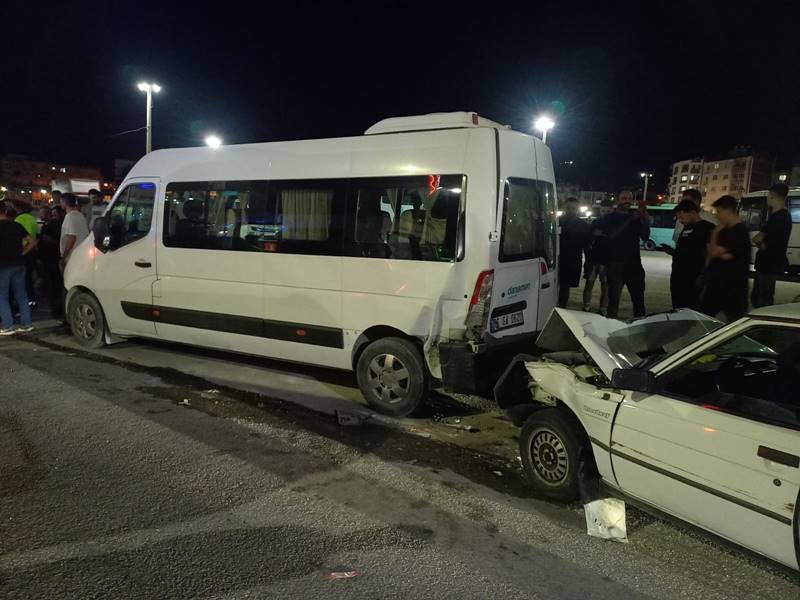 Manisa'da otomobil 3 araca çarptı 10 yaralı