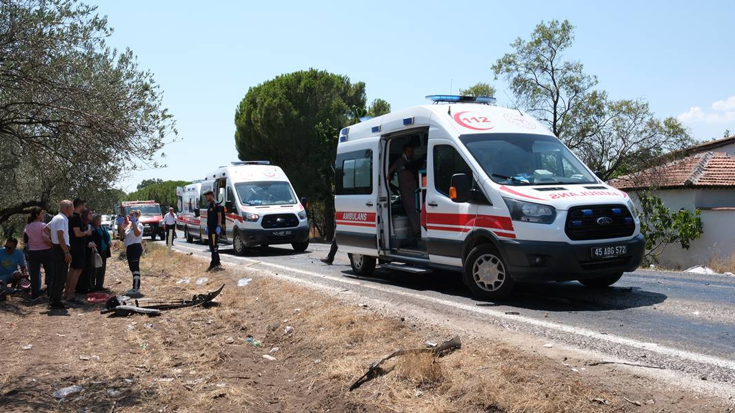 Manisa'da yolcu otobüsü ile kamyonet çarpıştı