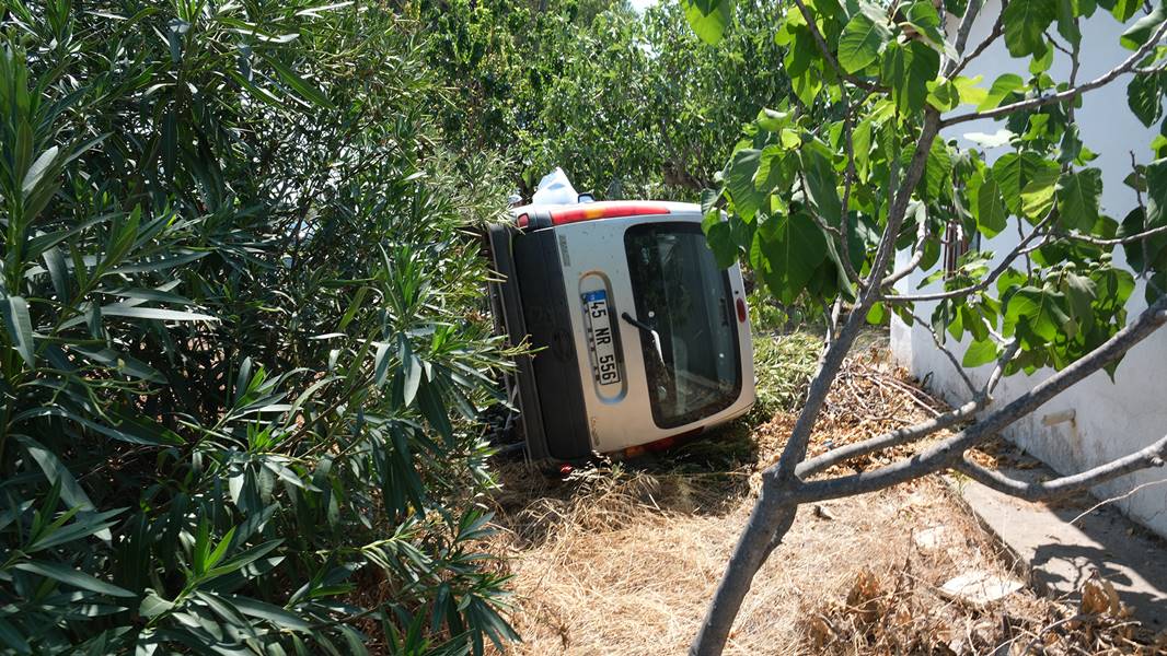 Manisa'da yolcu otobüsü ile kamyonet çarpıştı