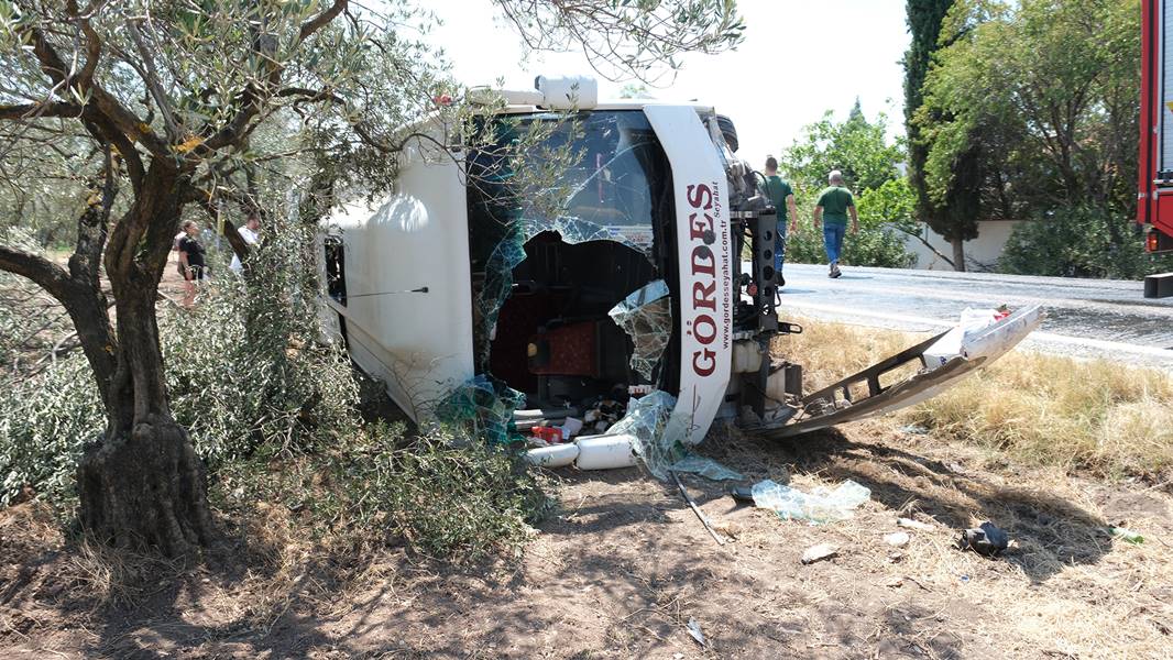 Manisa'da yolcu otobüsü ile kamyonet çarpıştı