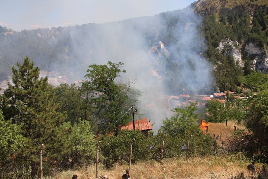 Tarihi Kütahya Kalesi’nde yangın