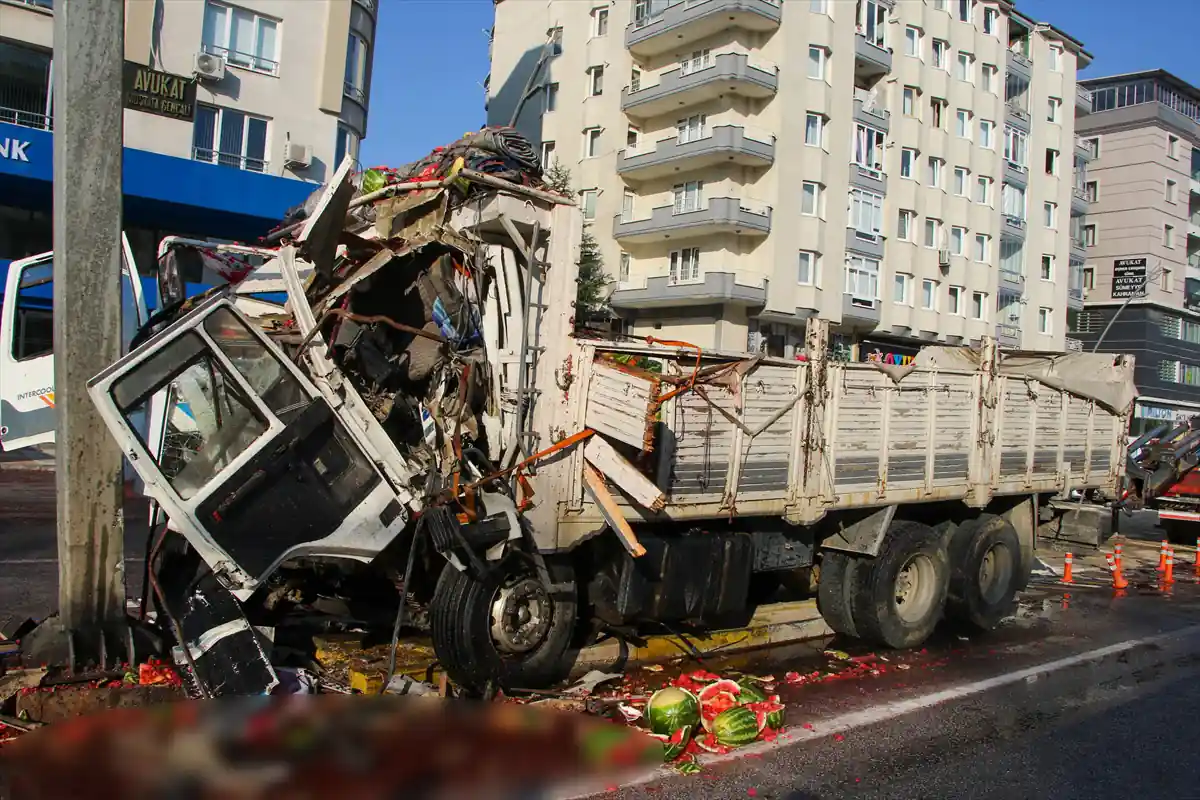 Uşak'ta bir kamyon direğe çarptı