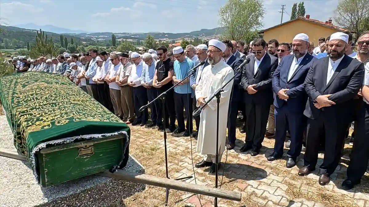 Diyanet İşleri Başkanı Erbaş, Kütahya'da cenaze törenine katıldı 