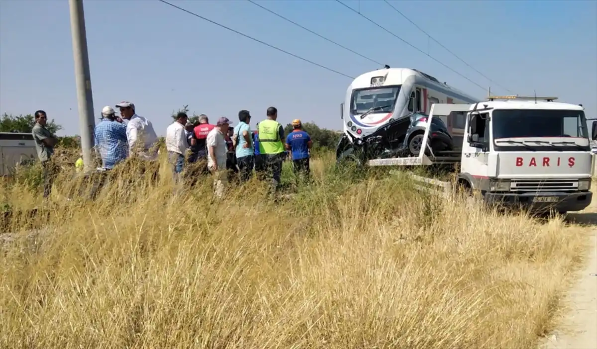 İzmir'de tren araca çarptı, 3 ölü 