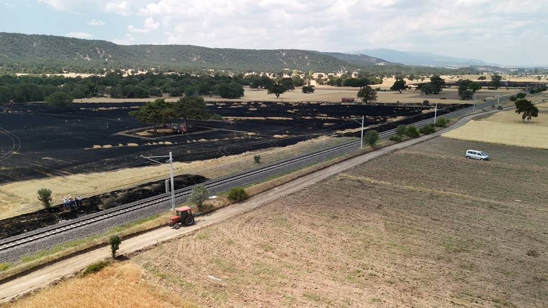 kütahya da demiryolu hattında büyük anız yangını