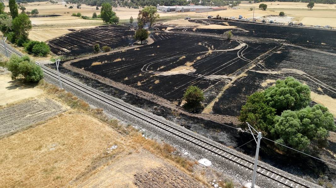 kütahya da demiryolu hattında büyük anız yangını