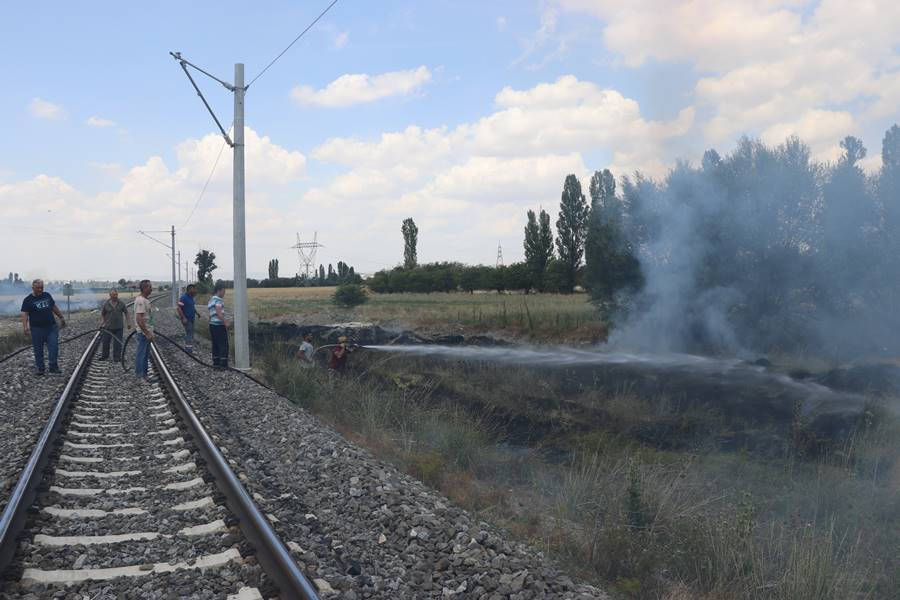 kütahya da demiryolu hattında büyük anız yangını