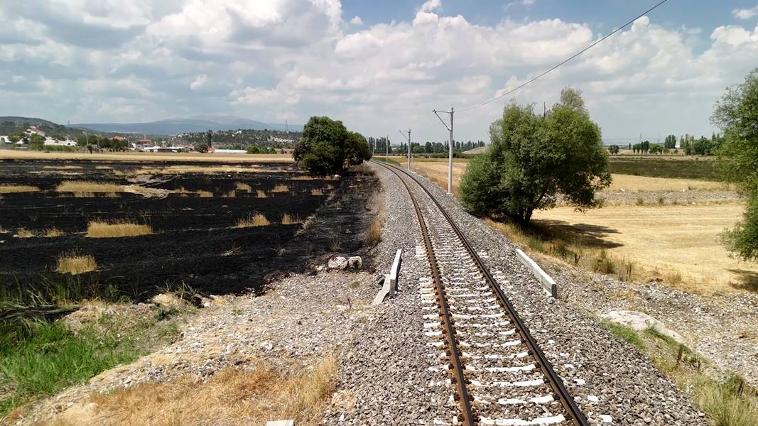 kütahya da demiryolu hattında büyük anız yangını