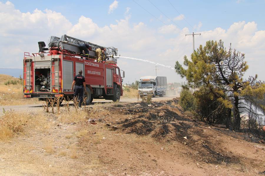 kütahya da demiryolu hattında büyük anız yangını