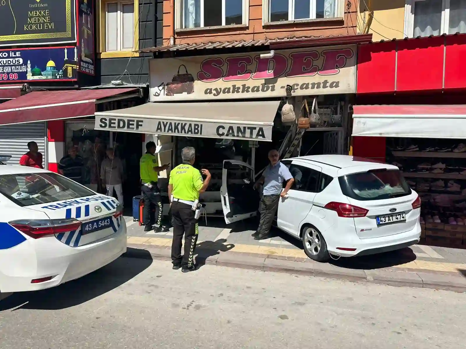 Kütahya’da el gazı takılı kalan otomobil işyerine çarptı 