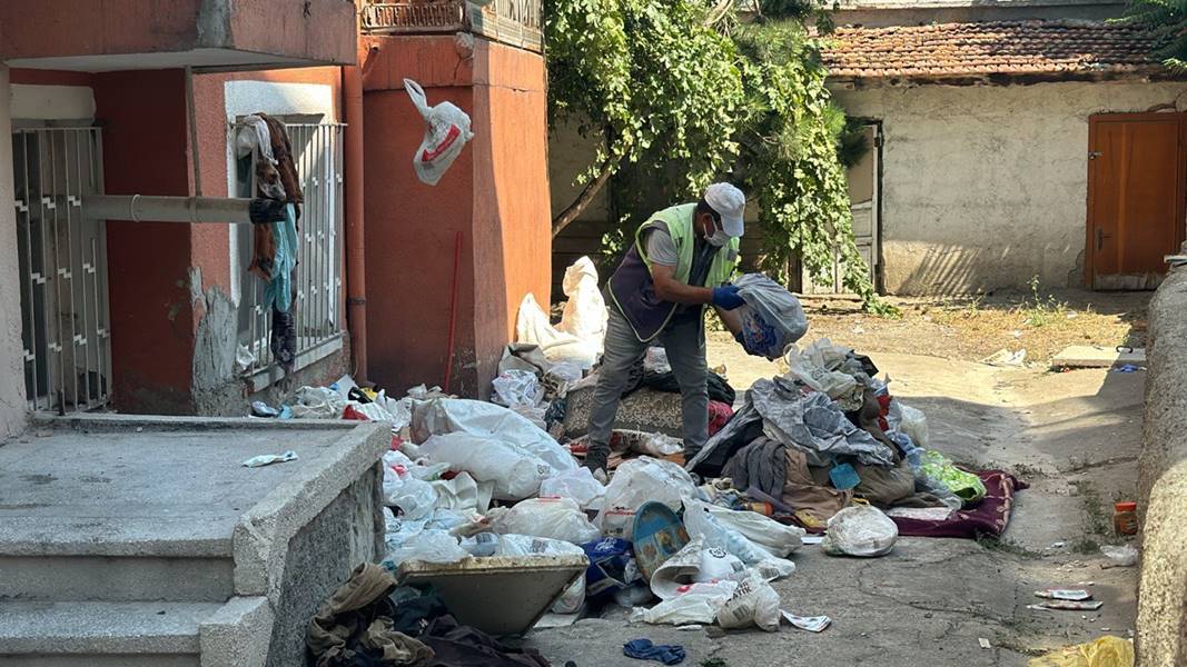 Afyonkarahisar'daki çöp ev temizlendi