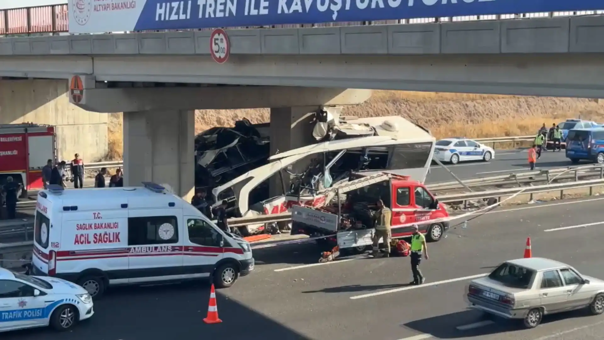 Ankara'da yolcu otobüsü köprüye çarptı 11 ölü, 26 yaralı