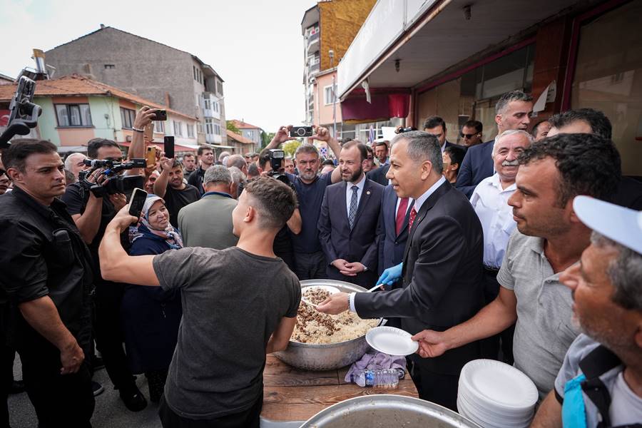 Bakan Yerlikaya, Kütahya’da esnafla buluştu