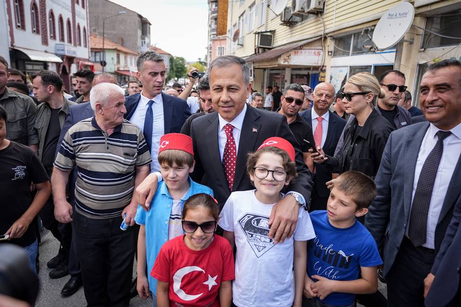 Bakan Yerlikaya, Kütahya’da esnafla buluştu