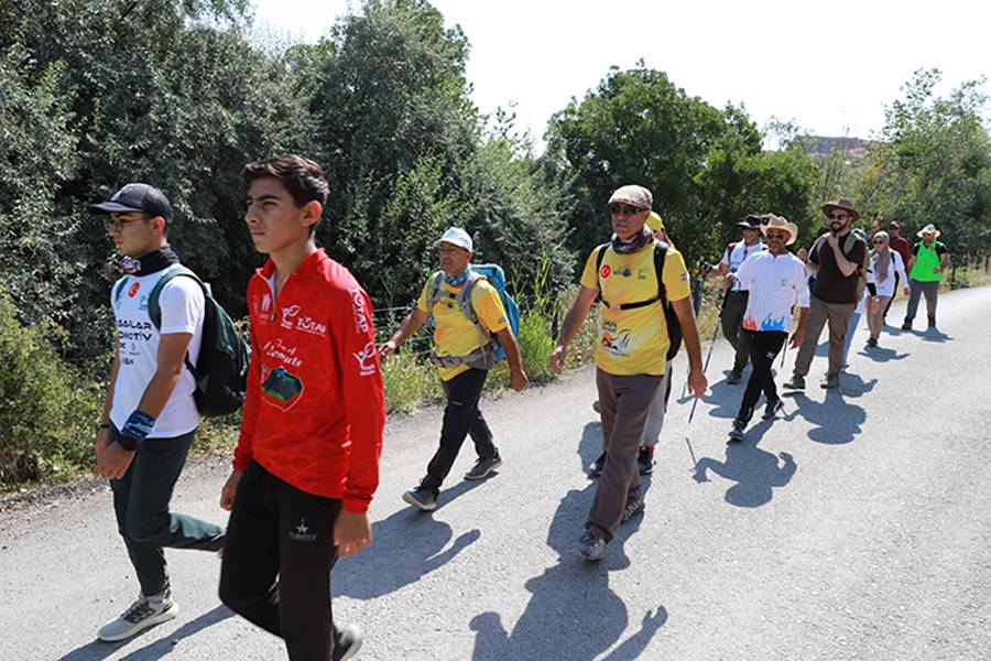 Doğaseverler hareketli yaşamı özendirmek için 51 kilometre yürüdü