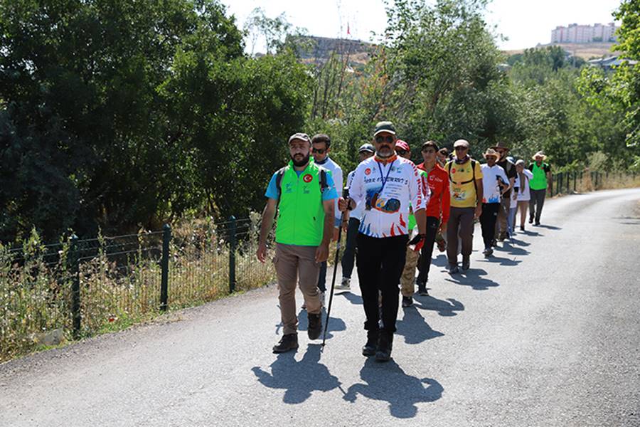 Doğaseverler hareketli yaşamı özendirmek için 51 kilometre yürüdü