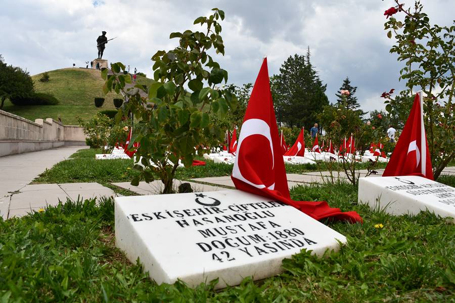 Dumlupınar Şehitliği'nde Ziyaretçiler Şehit ve Gazileri Dualarla Andı