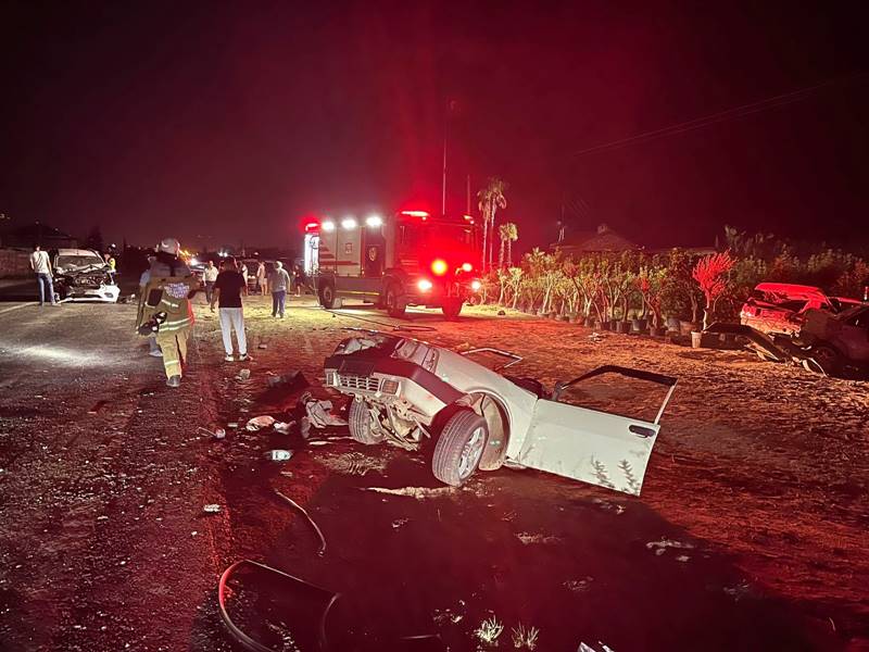 İzmir'de hafif ticari araç ile otomobilin çarpıştı 5 yaralı