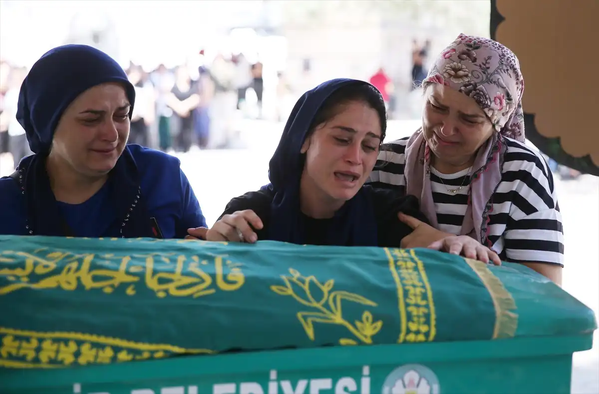 İzmir'de babalarının öldürdüğü 3 kardeş defnedildi