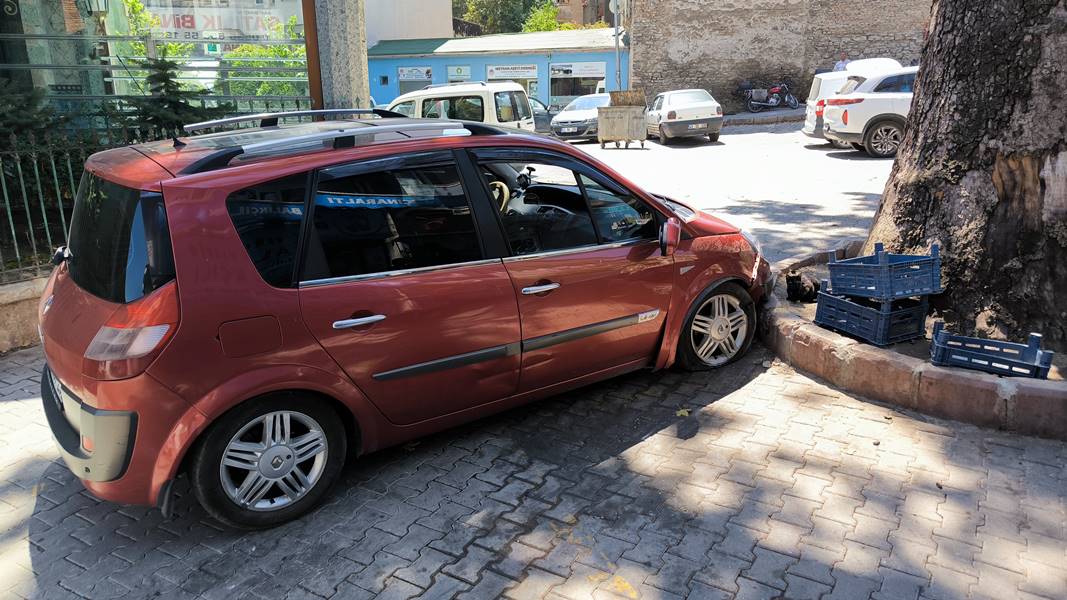 Kütahya da bu sefer alkollü yaya otomobile çarptı