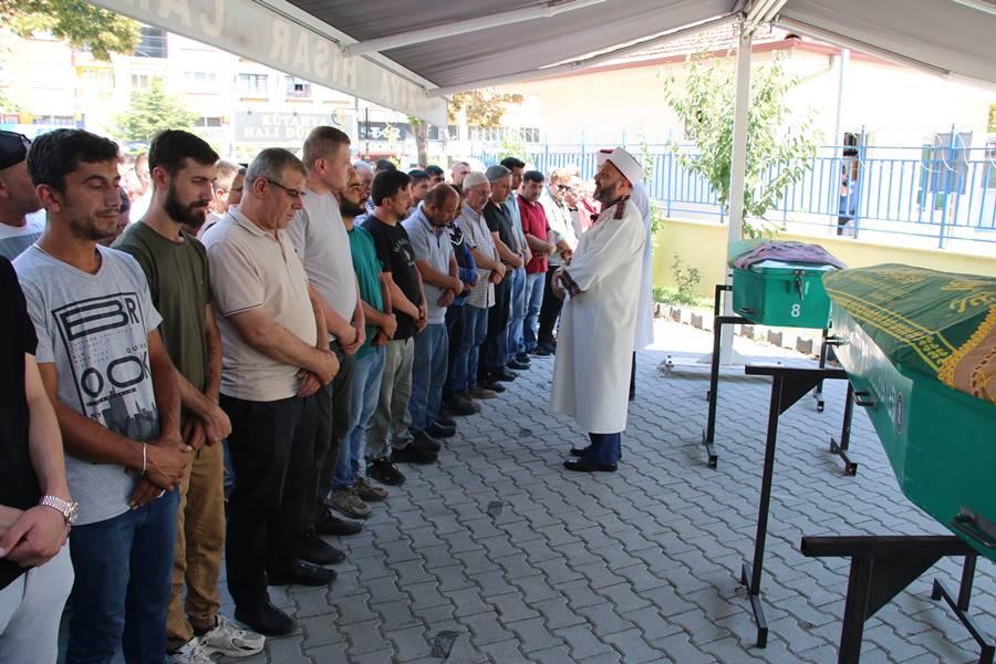 Kütahya'da kazada ölen iki kız kardeş defnedildi