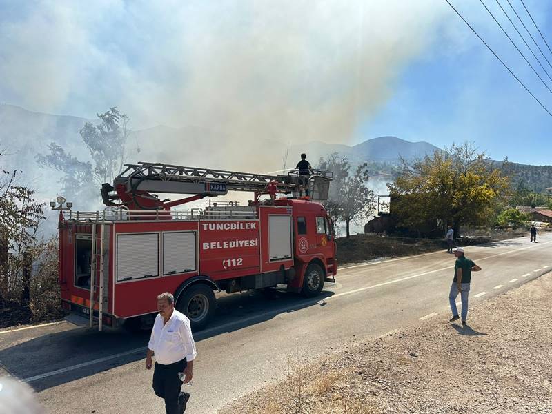 Kütahya'da köyde çıkan yangın ormana sıçraması engellendi