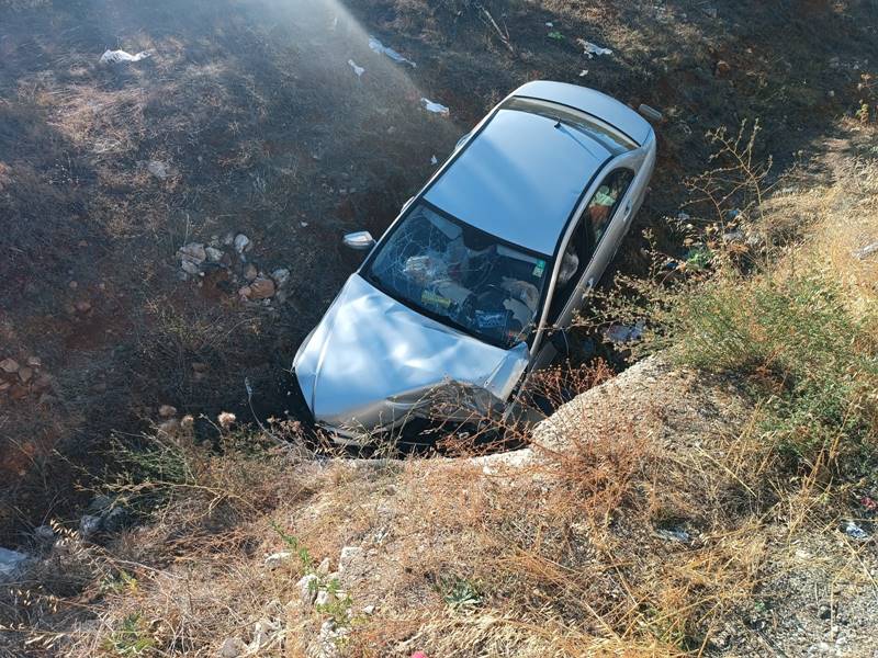 Kütahya'da otomobil menfeze çarptı, 2 yaralı