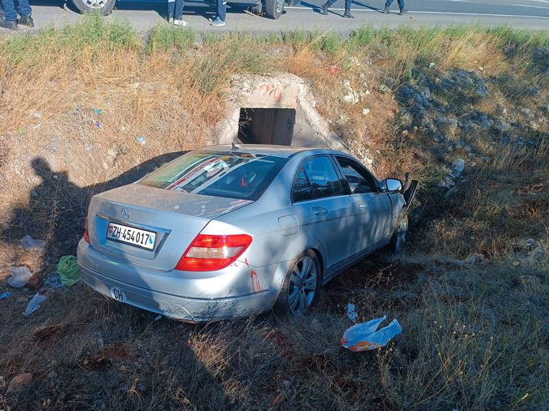 Kütahya'da otomobil menfeze çarptı, 2 yaralı