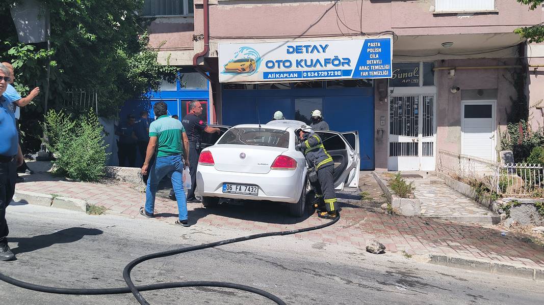 Kütahya’da park halindeki otomobil yandı 