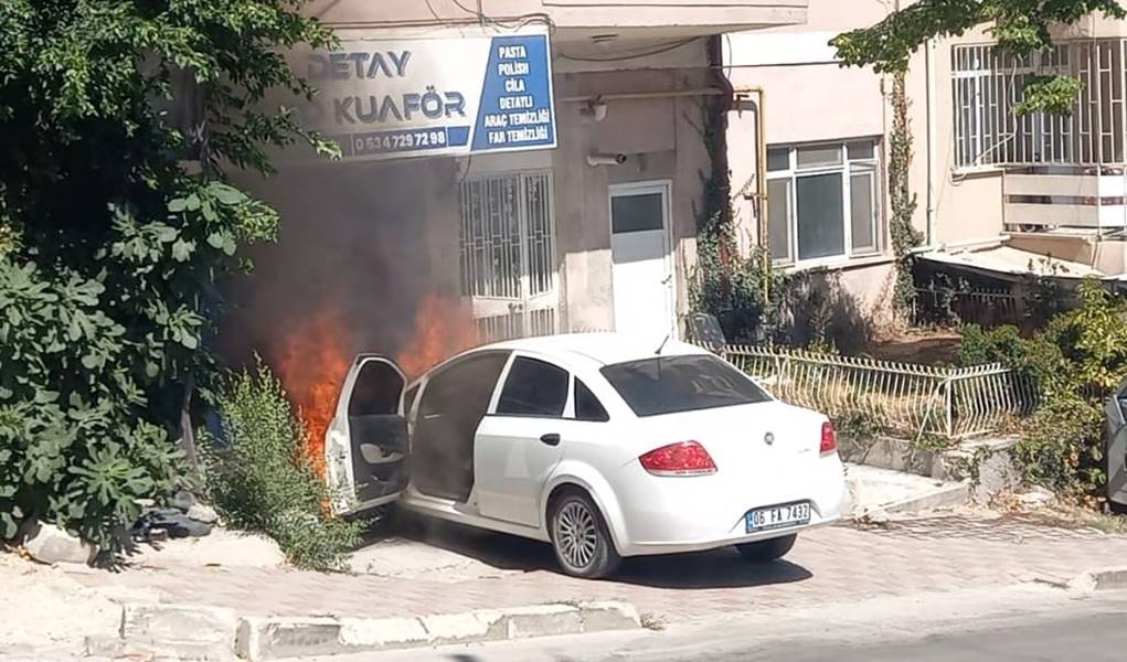 Kütahya’da park halindeki otomobil yandı 