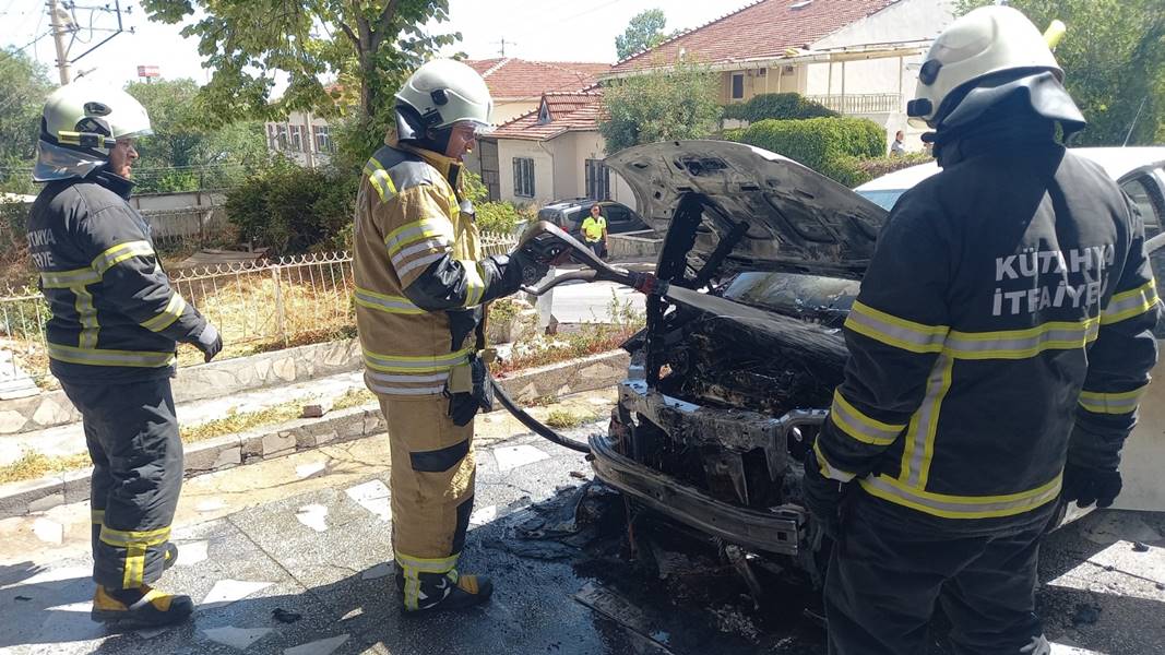 Kütahya’da park halindeki otomobil yandı 