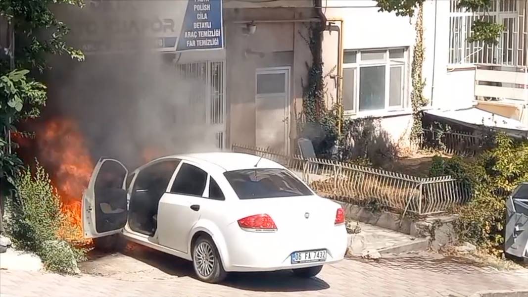 Kütahya’da park halindeki otomobil yandı 