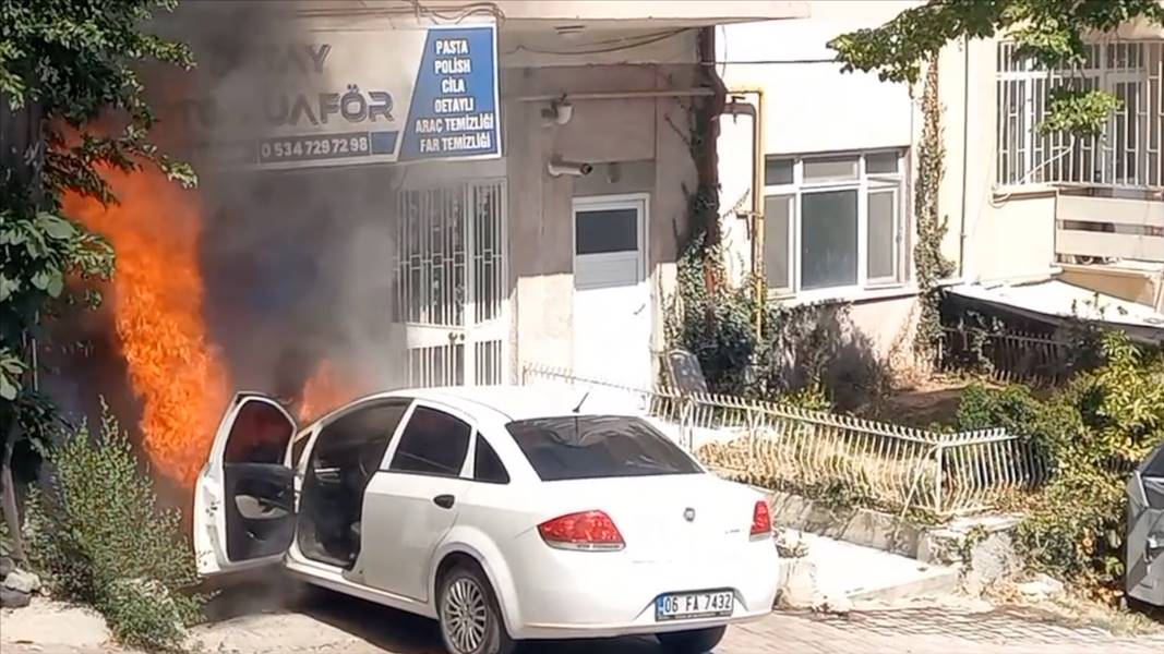 Kütahya’da park halindeki otomobil yandı 