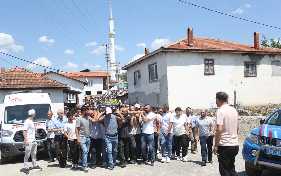 Kütahya'da trafik kazasında ölen çiftin cenazeleri defnedildi